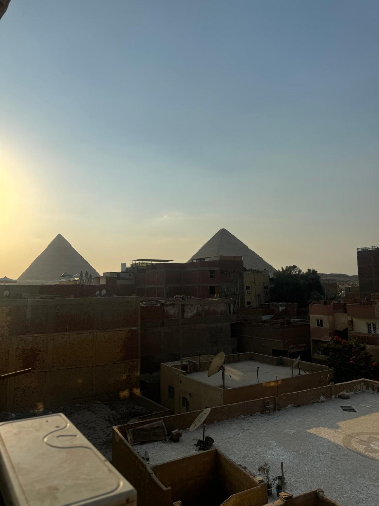 Pyramids And Sphinx Hotel Kafret el-Gabal Exteriör bild