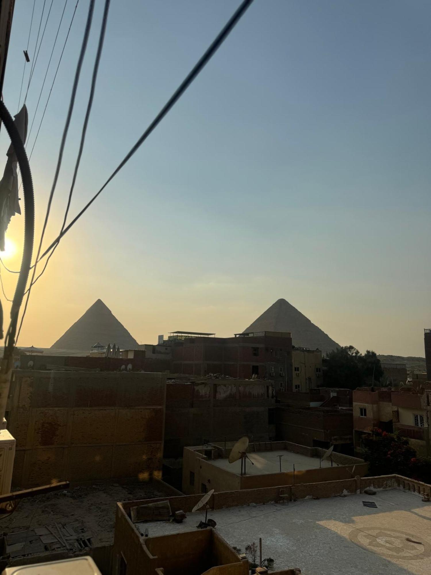 Pyramids And Sphinx Hotel Kafret el-Gabal Exteriör bild