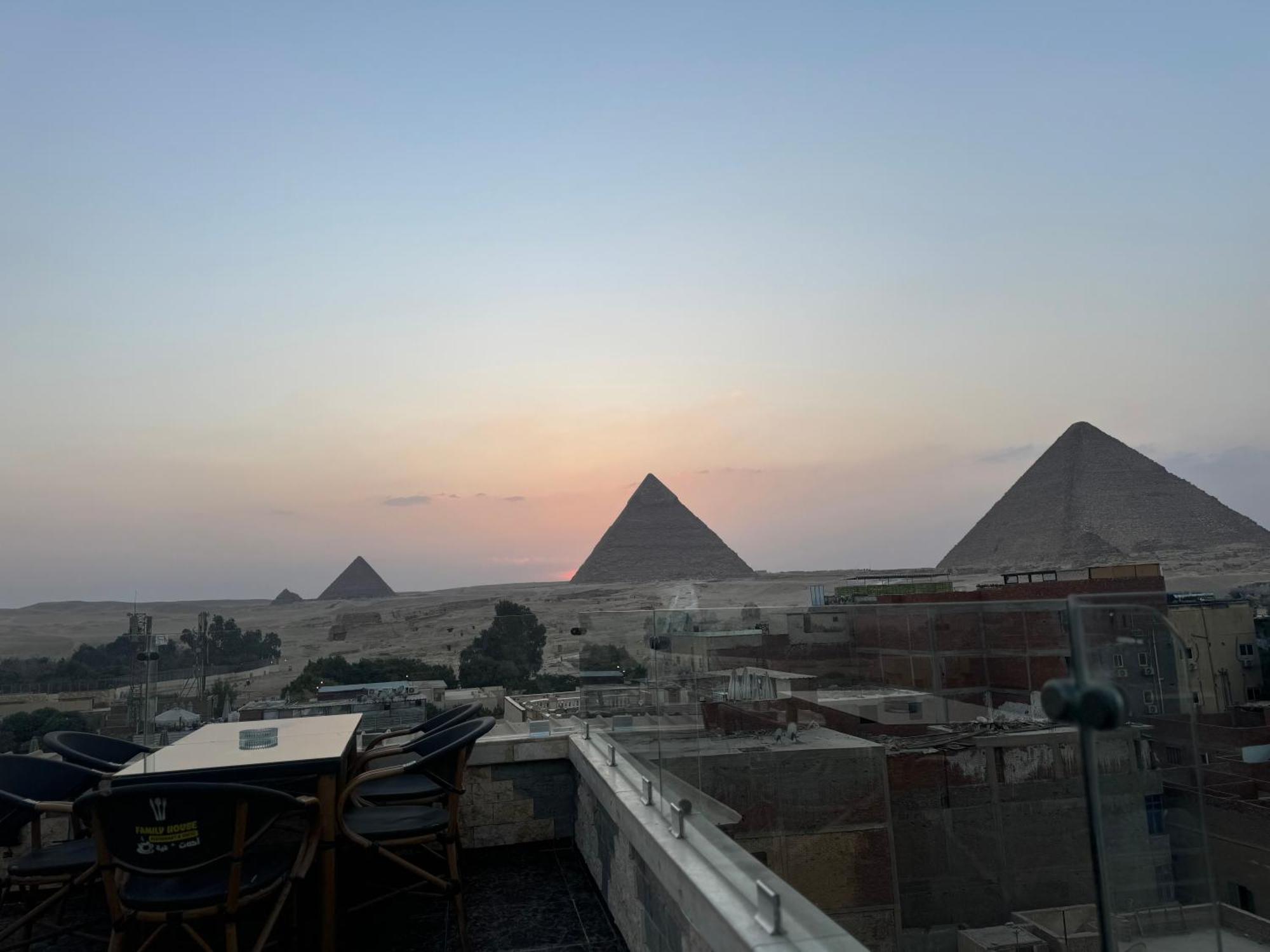 Pyramids And Sphinx Hotel Kafret el-Gabal Exteriör bild