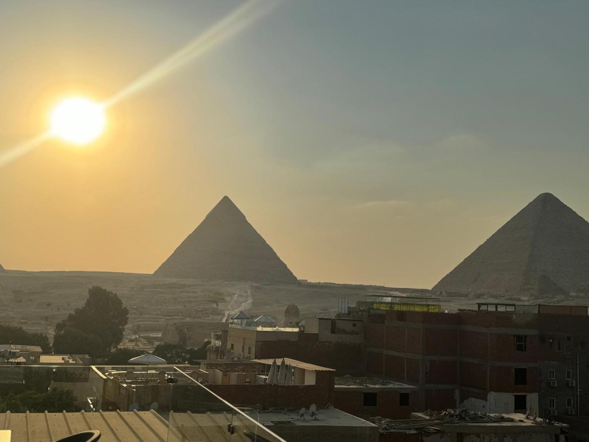 Pyramids And Sphinx Hotel Kafret el-Gabal Exteriör bild