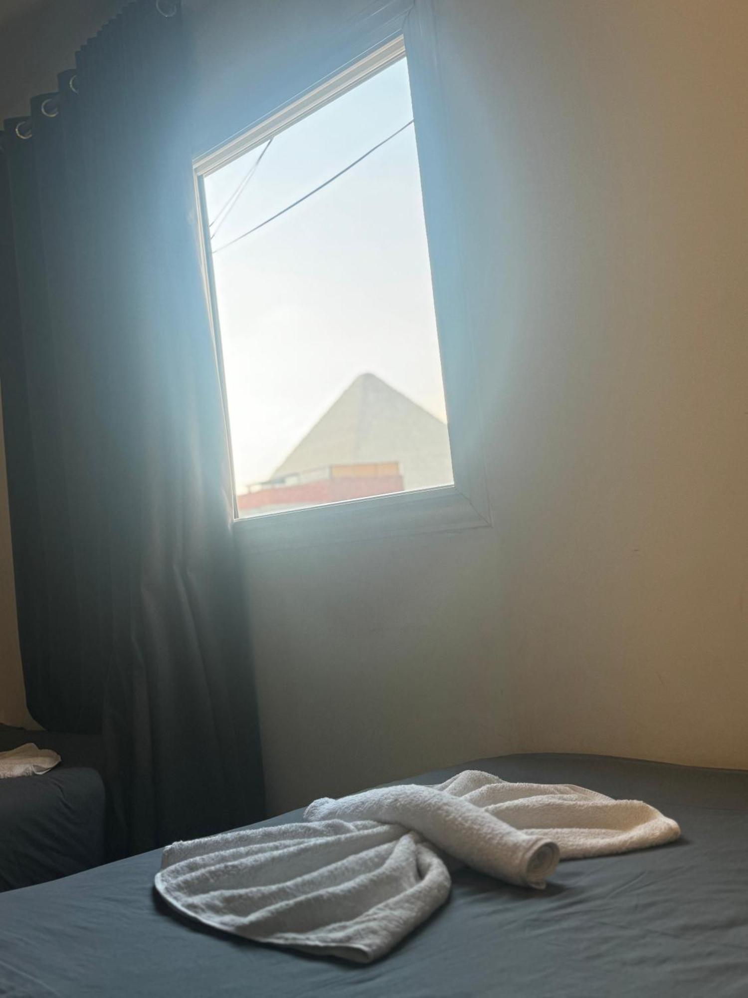 Pyramids And Sphinx Hotel Kafret el-Gabal Exteriör bild