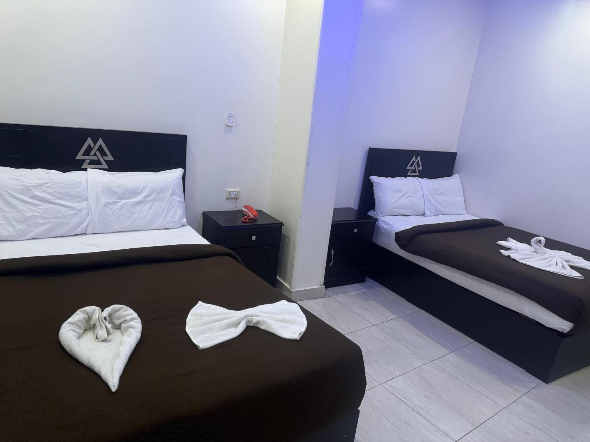 Pyramids And Sphinx Hotel Kafret el-Gabal Exteriör bild