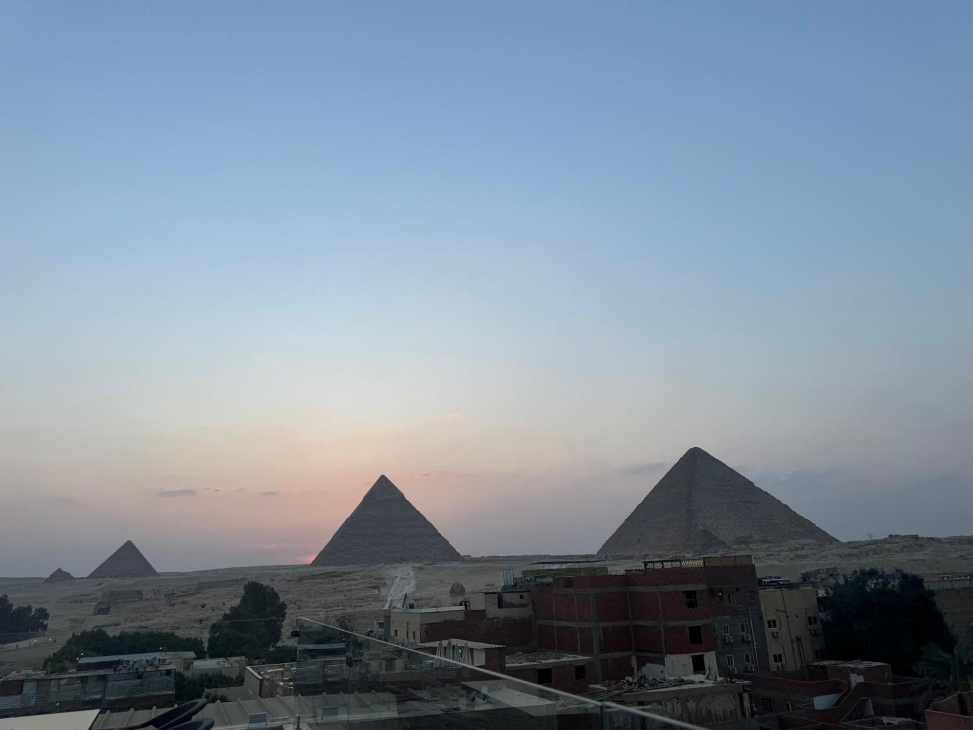 Pyramids And Sphinx Hotel Kafret el-Gabal Exteriör bild