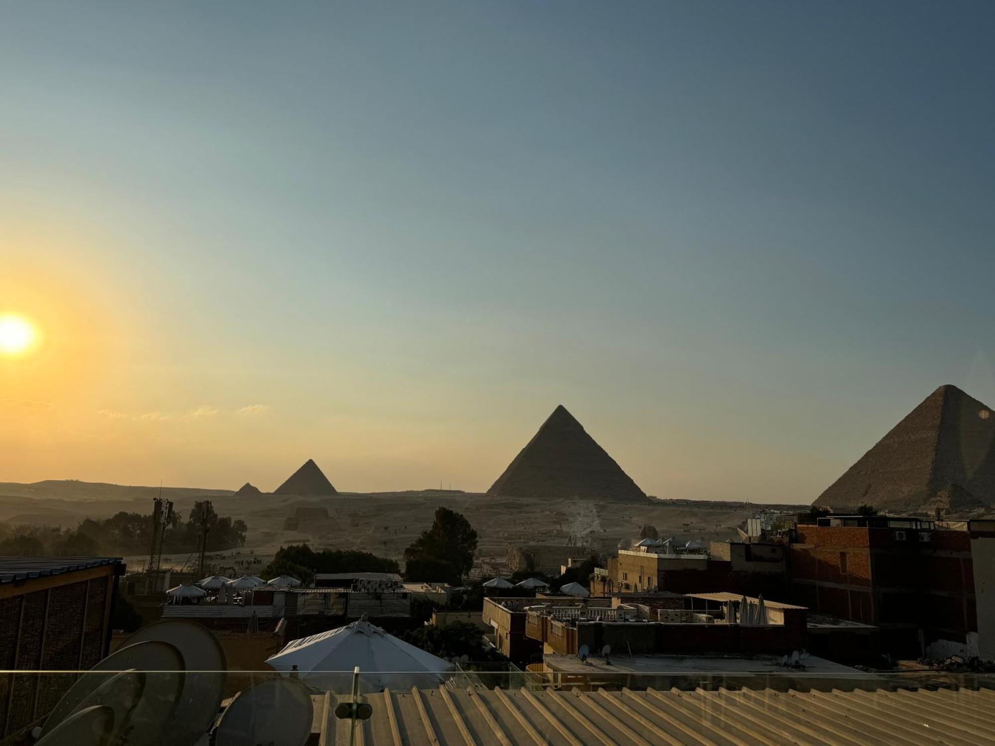 Pyramids And Sphinx Hotel Kafret el-Gabal Exteriör bild